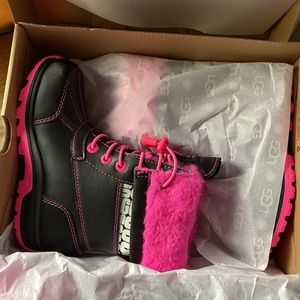 UGG Girls’s hot pink boot NWT